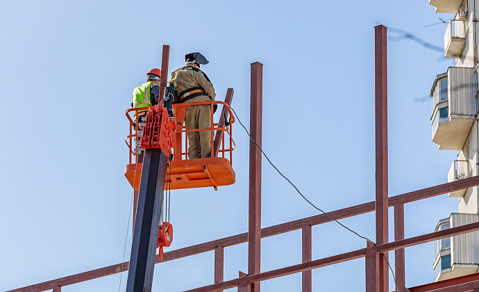 Машинист подъемника с рабочей платформой